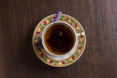 Ahşap masa arka plan üzerine porselen fincan çay. Üstten Görünüm