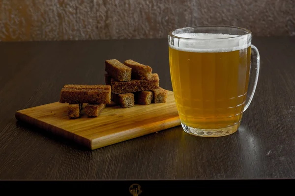 油煎面包块与啤酒 — 图库照片