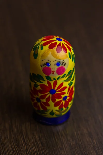 Matrioska conjunto tradicional figuras de madeira aninhando boneca babuícos brinquedos — Fotografia de Stock