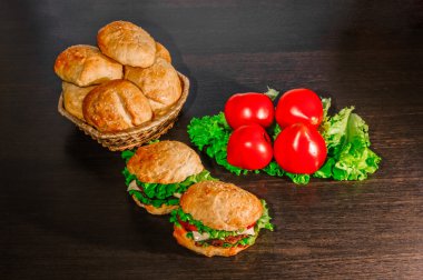 sandviç - hamburger burger, peynir, domates ve soğan ile ahşap arka plan üzerinde