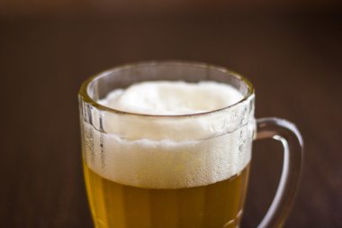 bira ahşap arka plan üzerine bir fincan