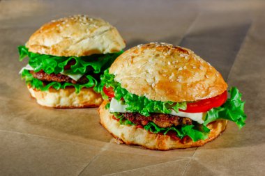 Kraft kağıt üzerinde taze hamburger
