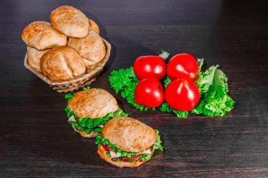 sandviç - hamburger burger, peynir, domates ve soğan ile ahşap arka plan üzerinde