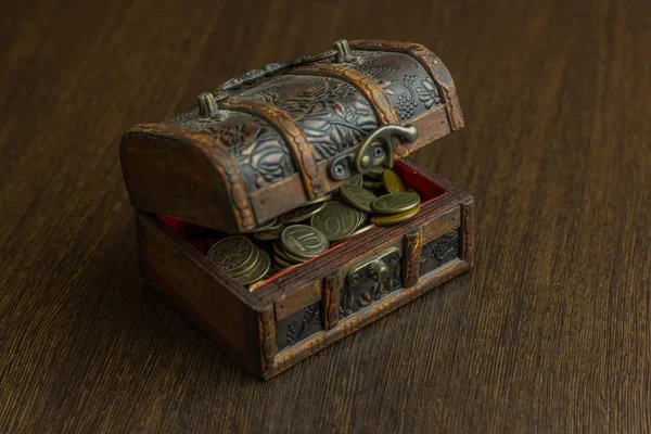 Schat kist met oude Russische munt en hebben een houten vloer in de achtergrond — Stockfoto