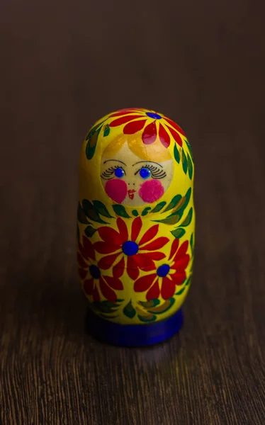 Matrioska conjunto tradicional figuras de madeira aninhando boneca babuícos brinquedos — Fotografia de Stock