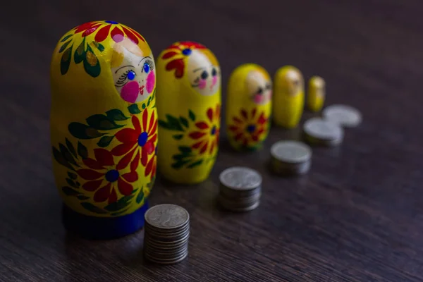 Russische munten en Russische nesten pop matryoshka — Stockfoto