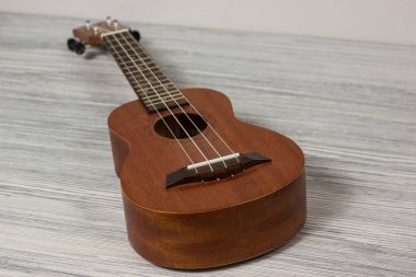 Eski ahşap arka planda ukulele kapat