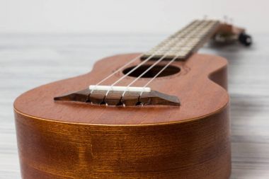 Eski ahşap arka planda ukulele kapat
