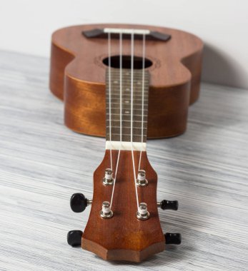 Eski ahşap arka planda ukulele kapat