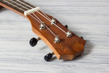Eski ahşap arka planda ukulele kapat