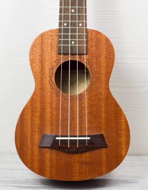 Eski ahşap arka planda ukulele kapat