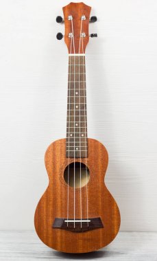 Eski ahşap arka planda ukulele kapat