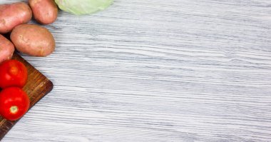 Eski bir ahşap masa, malzemeler, üstten görünüm, sebze alanı Kopyala