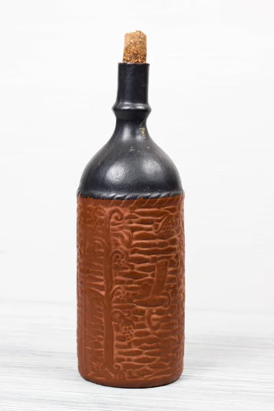 Чорна пляшка вина та нецентрованого скла на дерев'яному фоні Стокове Фото