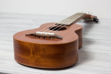 Eski ahşap arka planda ukulele kapat