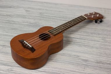 Eski ahşap arka planda ukulele kapat