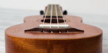Eski ahşap arka planda ukulele kapat