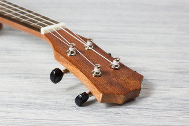 Eski ahşap arka planda ukulele kapat