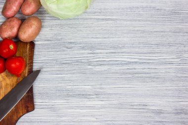Bıçak Beyaz ahşap arka plan Üstten Görünüm noktası ile çeşitli taze sebze.