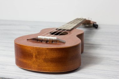 Eski ahşap arka planda ukulele kapat