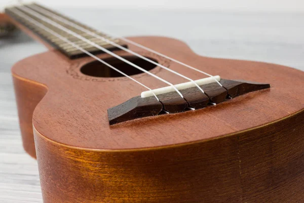 Eski ahşap arka planda ukulele kapat