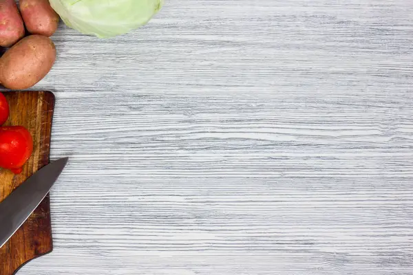 Bıçak Beyaz ahşap arka plan Üstten Görünüm noktası ile çeşitli taze sebze.