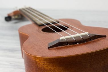Eski ahşap arka planda ukulele kapat