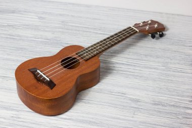 Eski ahşap arka planda ukulele kapat