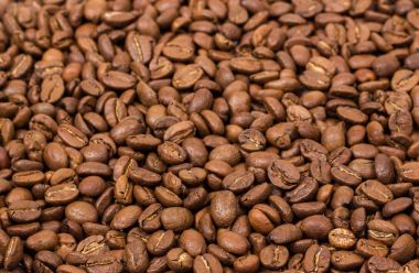 Kahve doku. kahve çekirdekleri arka plan duvar kağıdı olarak. Arabica kahve fasulye