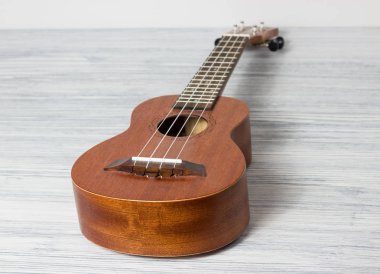 Eski ahşap arka planda ukulele kapat