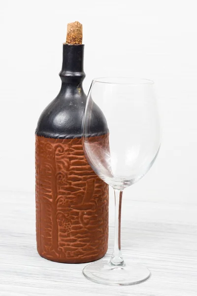 Чорна пляшка вина та нецентрованого скла на дерев'яному фоні Ліцензійні Стокові Зображення