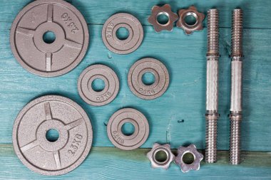 Üstten Görünüm gri tonda fitness için aksesuar. Halter, ağırlık plakaları.