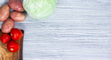 Eski bir ahşap masa, malzemeler, üstten görünüm, sebze alanı Kopyala