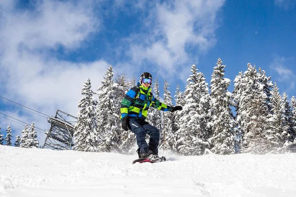 Profesyonel Snowboard Snowboard Talyan Dağ Büyük Bir Hızla Yamaç Aşağı — Stok fotoğraf