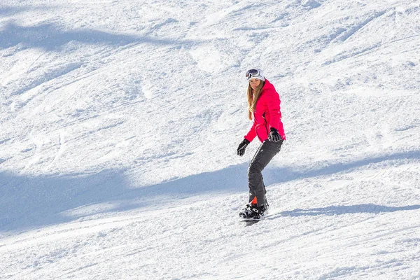 Güzel kız aşağıya Dağları'nda snowboard — Stok fotoğraf