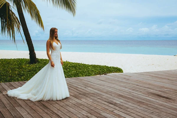 열 대 섬에 해변에서 웨딩 드레스에 섹시 한 여자 — 스톡 사진