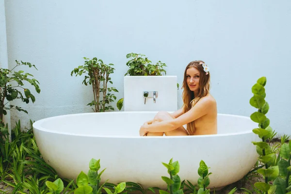 Сексуальная голая девушка в ванной на улице — стоковое фото