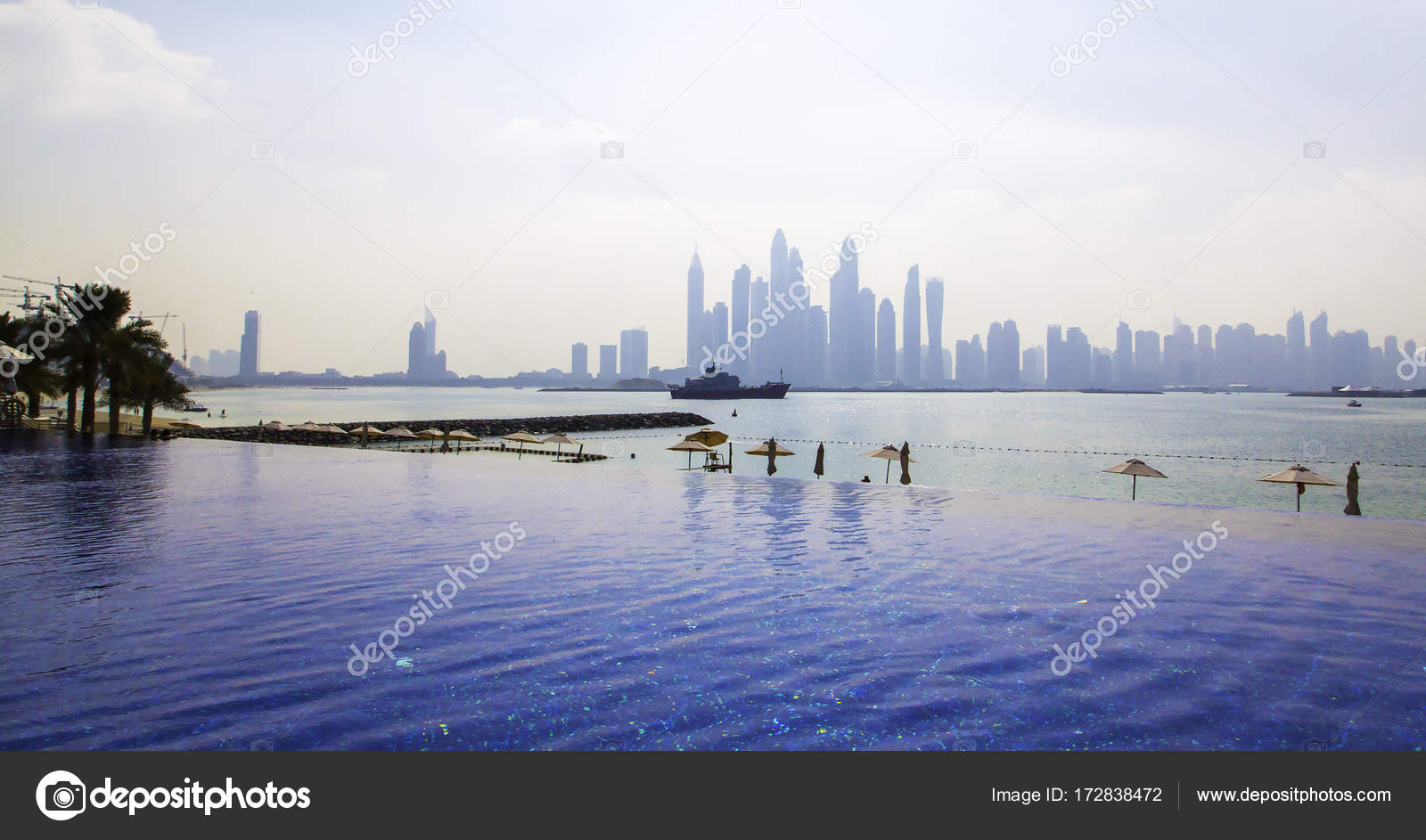 Luxury hotel Dubai Marina with infinity pool and spa access