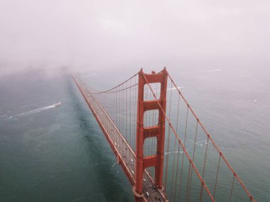Pasifik Okyanusu altın kapı canal yanında Alcatraz Adası üzerinde yukarıdan San Francisco Golden Gate Köprüsü'nün muhteşem hava sahne.