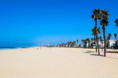 Güzel Venedik plaj alanı Los Angeles altın plaj mavi gökyüzü ve avuç içi ile. Sonsuz beyaz kum plaj. California dreaming.