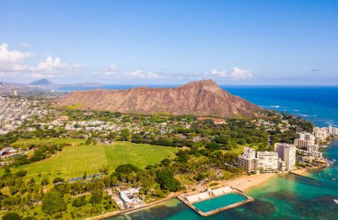 Honolulu, Hawaii. Honolulu, Diamond Head volkan otel ve Waikiki Beach binalarda da dahil olmak üzere hava manzarası görünümü.