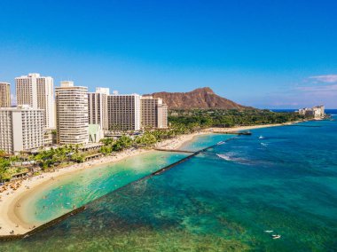 Honolulu, Hawaii. Honolulu, Diamond Head volkan otel ve Waikiki Beach binalarda da dahil olmak üzere hava manzarası görünümü.