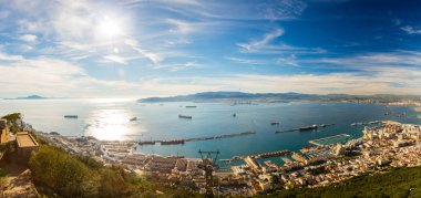 Güzel okyanus panorama manzaralı Cebelitarık ve şehir etrafında ve Afrika coast kanal diğer tarafında kaya üzerinde