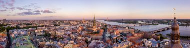 Riga eski şehrin panoramik görünümü 