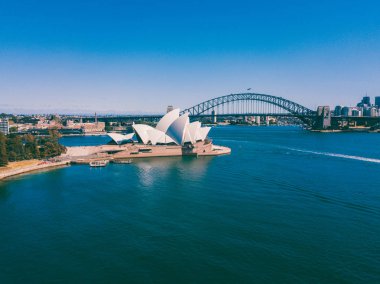 Güzellikler Harbour Köprüsü, Botanik Bahçesi ve Opera Binası ile Sydney harbour bölgesinin.
