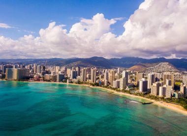 Waikiki beach ve Diamond head muhteşem panoramik manzarasının. Honolulu şehri hava manzarası görünümü.