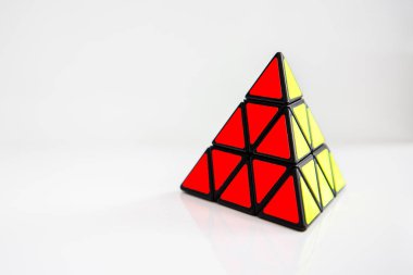 Rubik küpü beyaz veya ahşap zemin üzerine