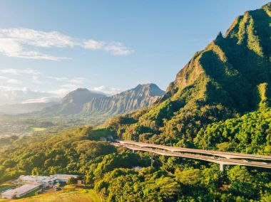 Oahu yeşil dağların görünümünün tarafından Ho'omaluhia Botanik Bahçesi Kaneohe içinde muhteşem havadan görünümü. Dağlar ile ünlü merdiven cennete ya da Haiku merdiven.