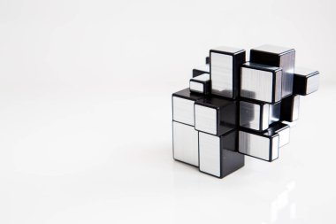 Rubik küpü beyaz veya ahşap zemin üzerine