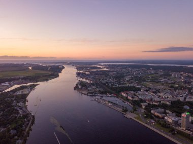 Yukarıdan Riga günbatımı sırasında havadan görünümü